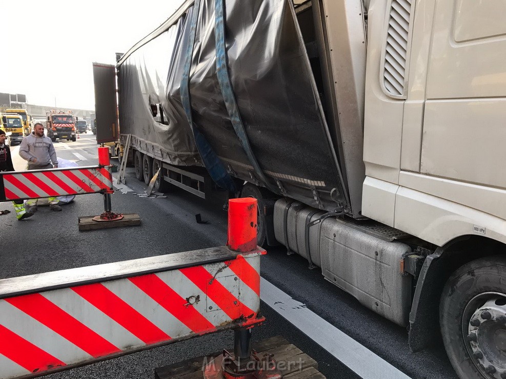 LKW Ladung verschoben A 3 Rich Oberhausen Hoehe AS Koeln Dellbrueck SP P19.jpg